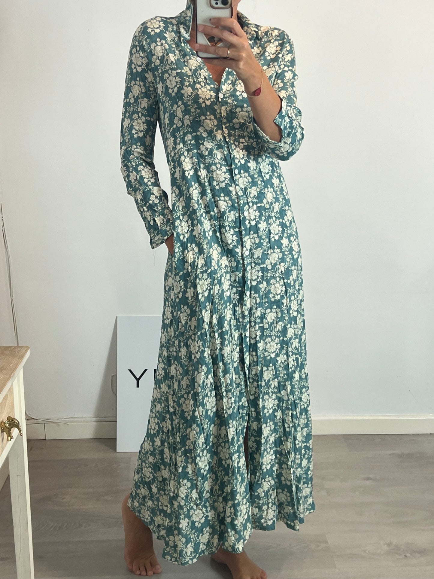 OTRAS. Vestido largo camisero azul flores. T M