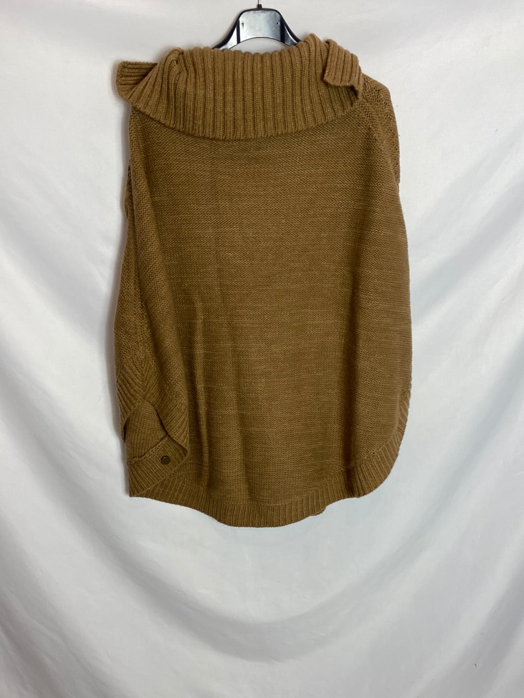 EASY WEAR. Camel poncho with a turtleneck. Size 42