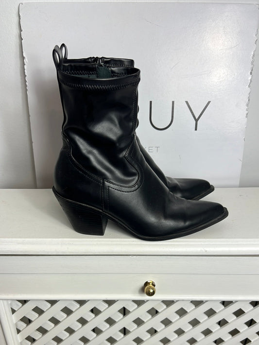 STRADIVARIUS. Black faux leather ankle boots. Size 38