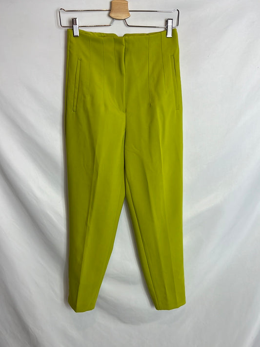 ZARA. Pantalón verde pistacho pinzas. T 36