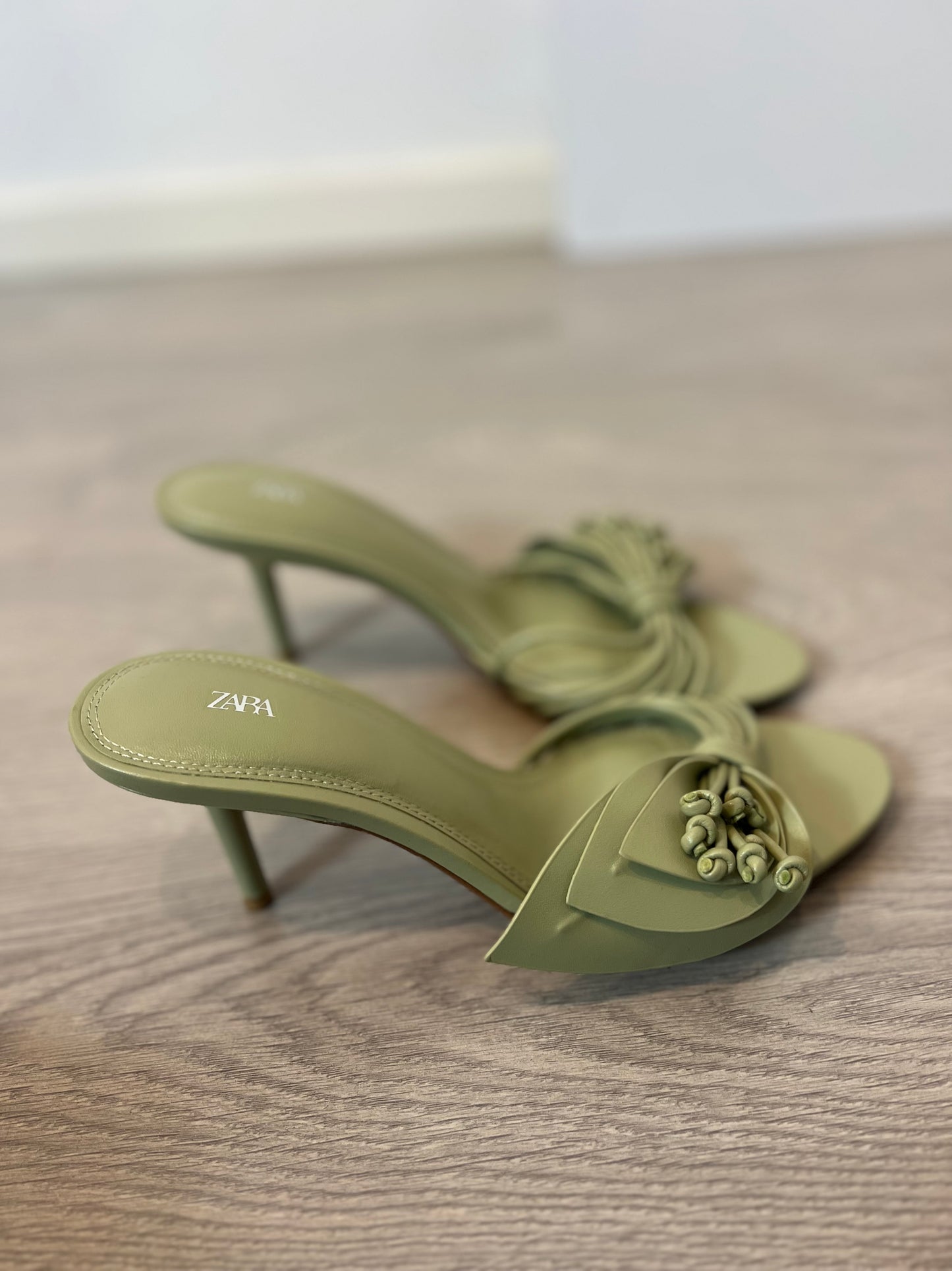 ZARA. Sandalia pastel tiras. T 38