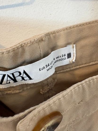 ZARA. Pantalón beige estilo chino
