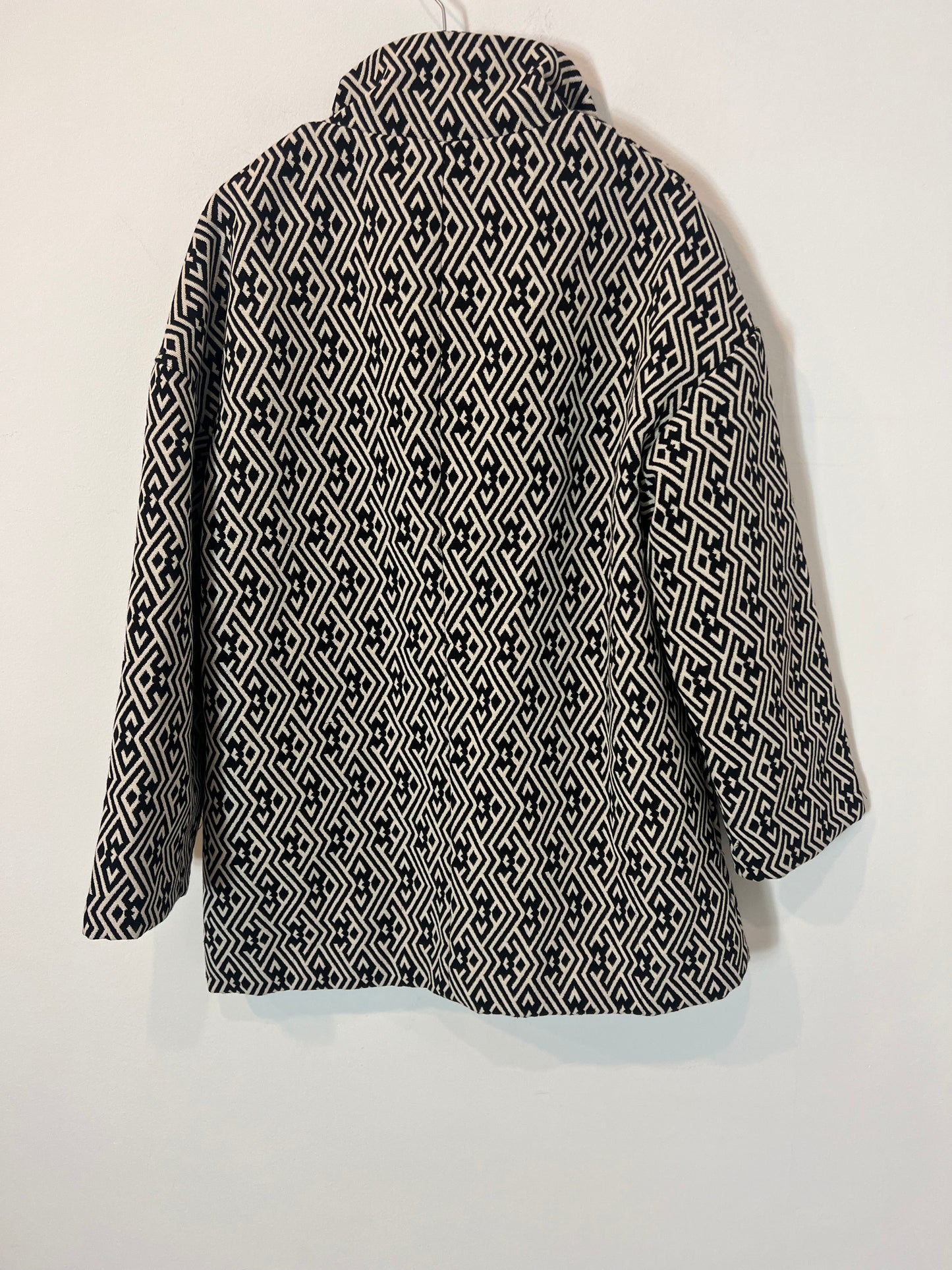 BLANCO. Abrigo beige y negro geométrico T.s