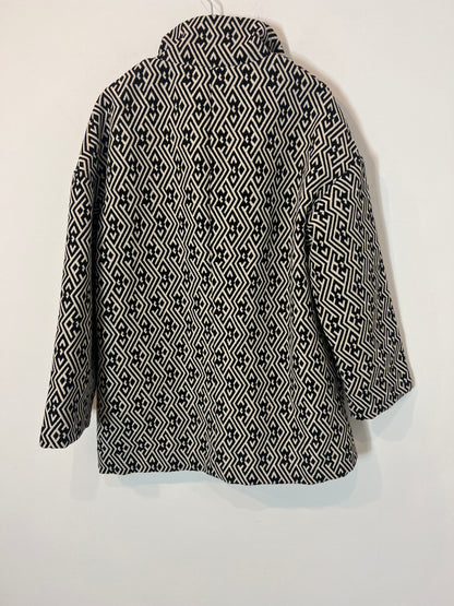 BLANCO. Abrigo beige y negro geométrico T.s