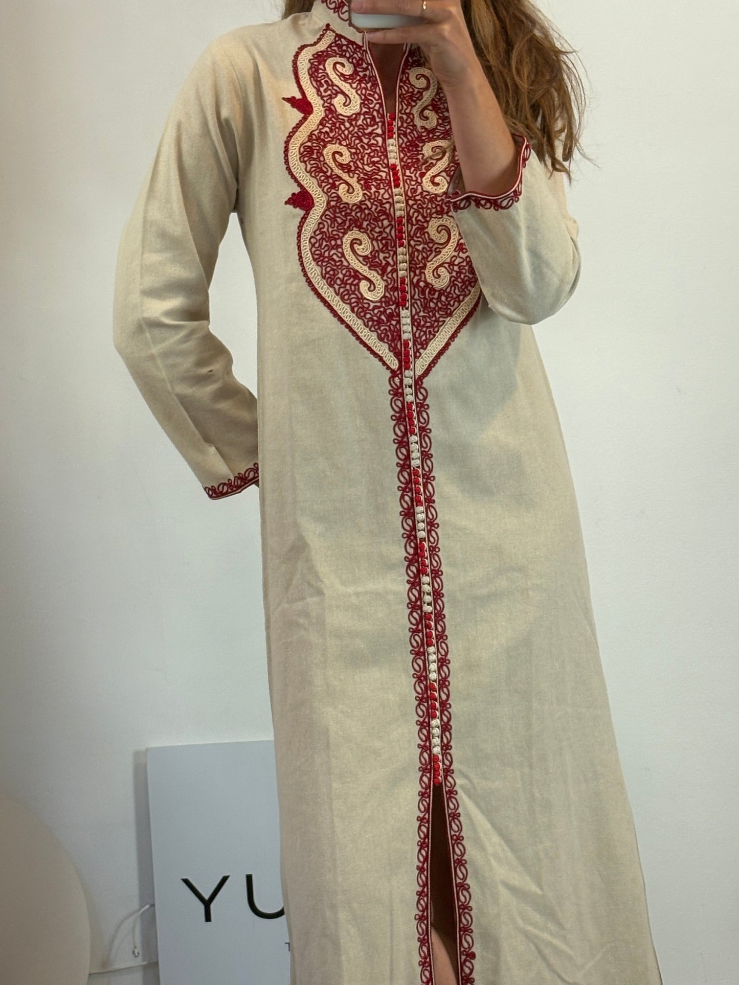 Vestido caftán beige detalles
