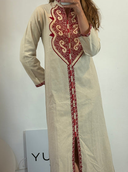 Vestido caftán beige detalles