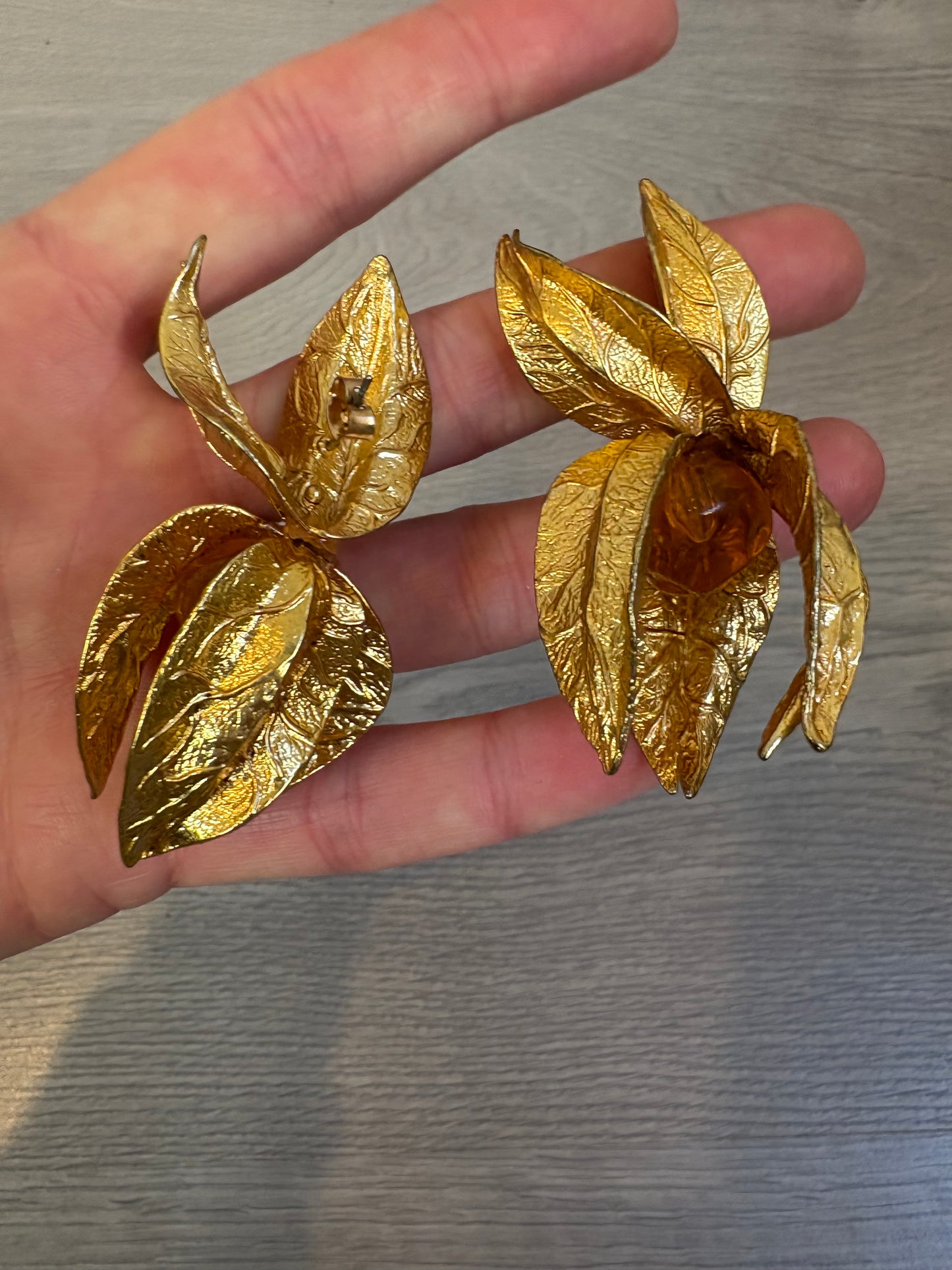 OTRAS. Pendiente estructura hojas ámbar