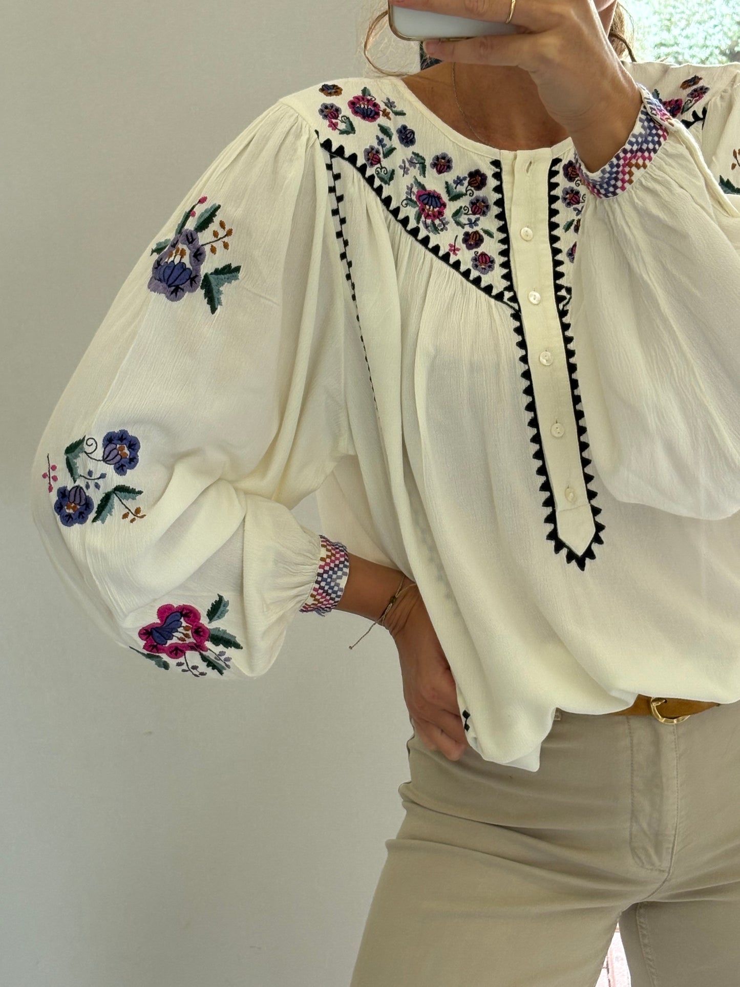 LOUISE MISHA. Blusa  fluida bordados