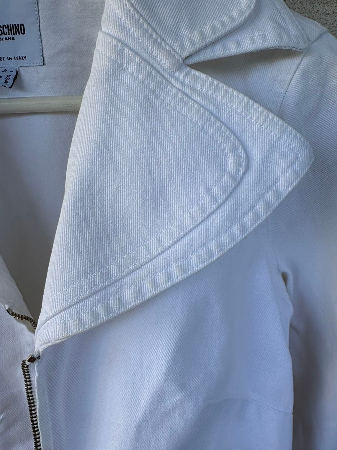 MOSCHINO. Chaqueta blanca denim cortita