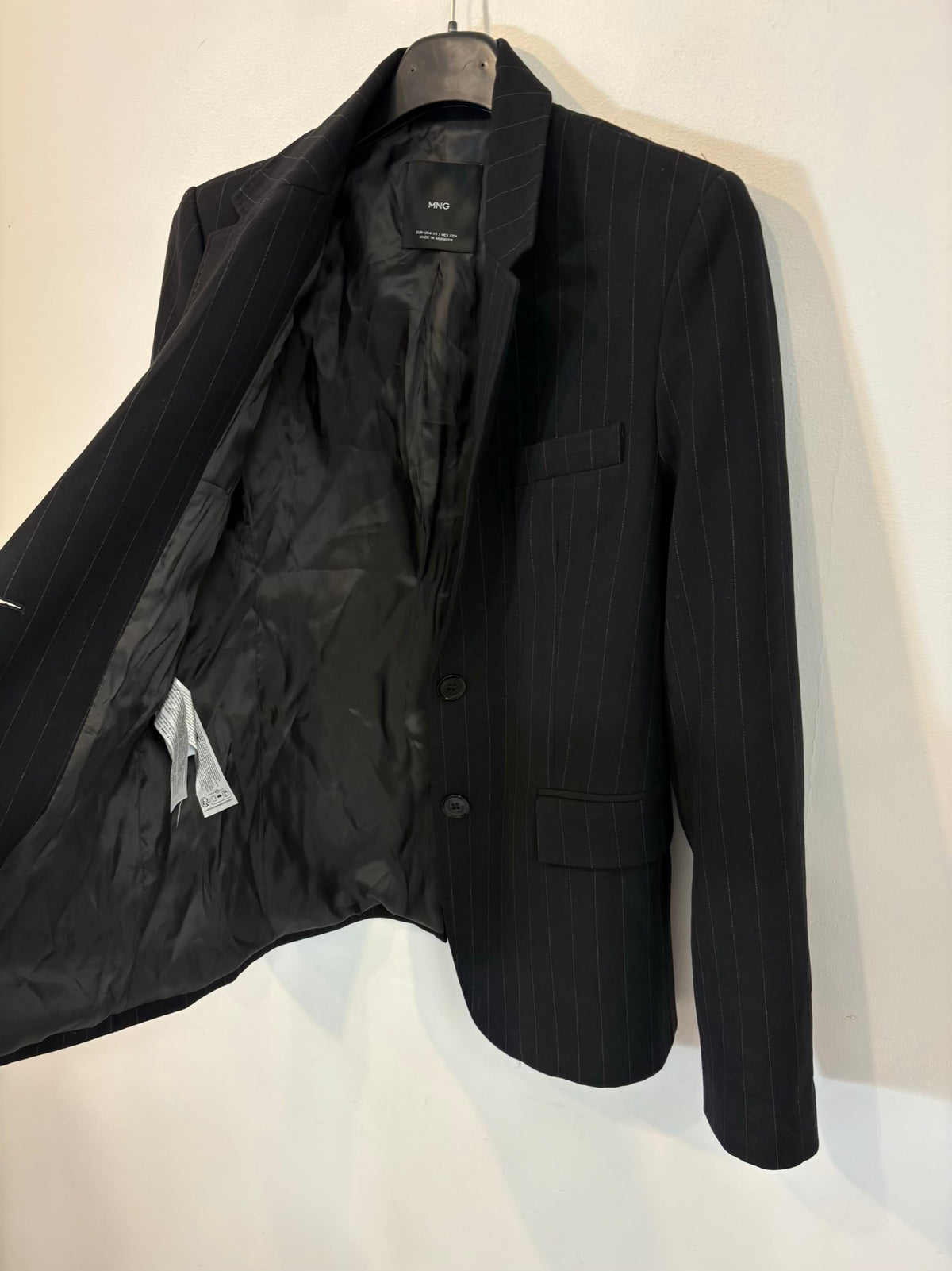 MANGO. Blazer negra rayas