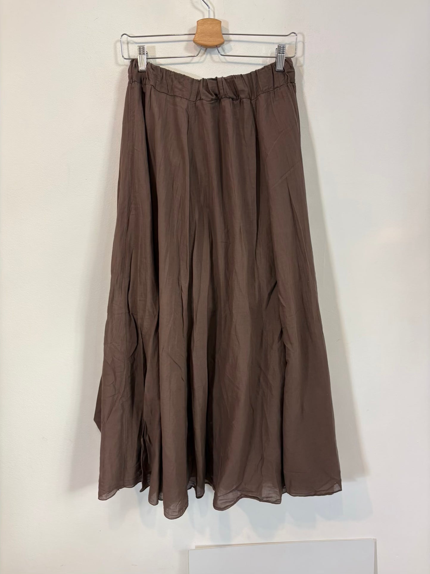 CARLOTA & CO. Falda larga marrón fluida