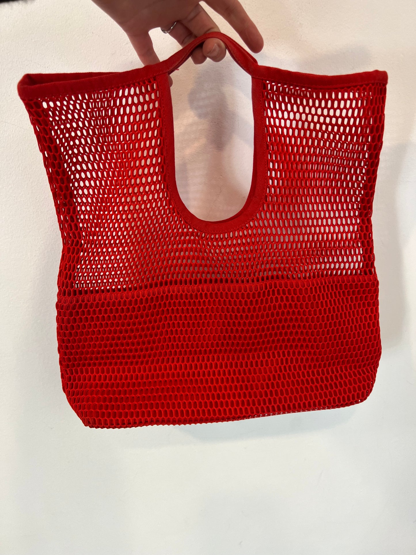 COS. Bolso rojo rejilla