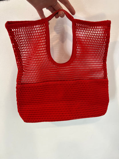 COS. Bolso rojo rejilla