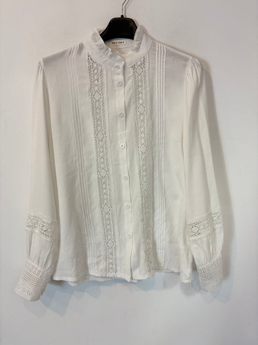 OTRAS. Blusa blanca fluida encajes
