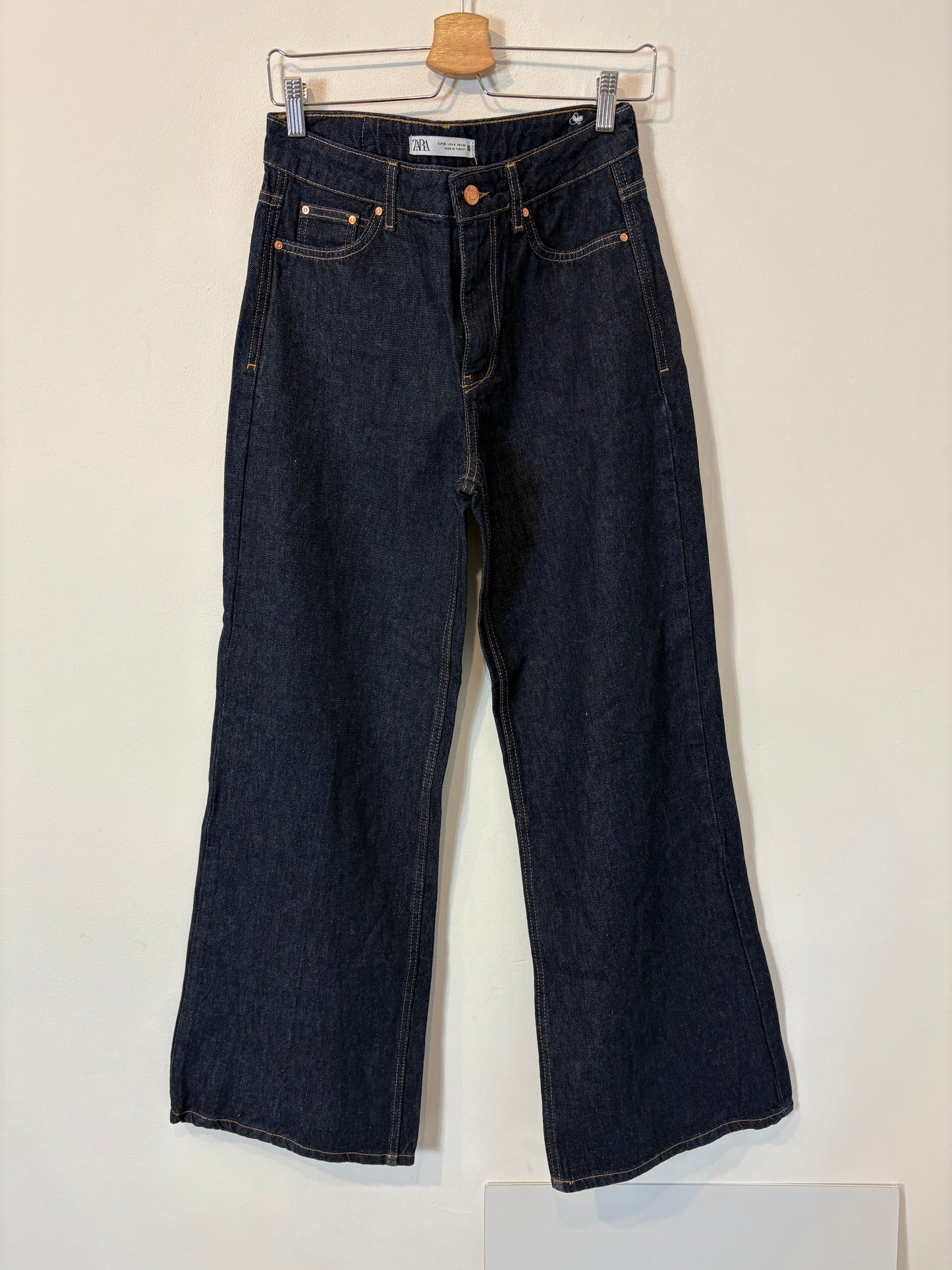 ZARA. Denim oscuro pata ancha