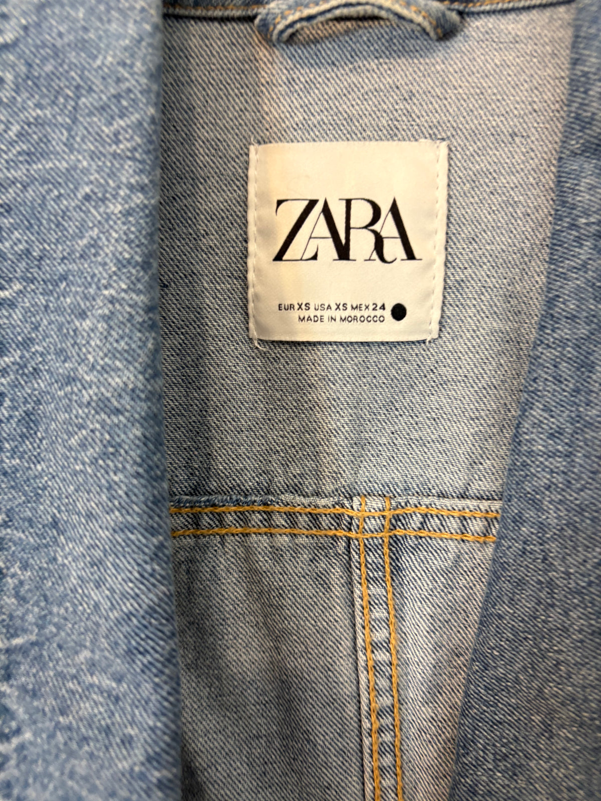 ZARA. Cazadora denim abotonada