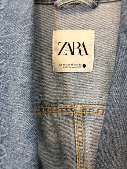 ZARA. Cazadora denim abotonada