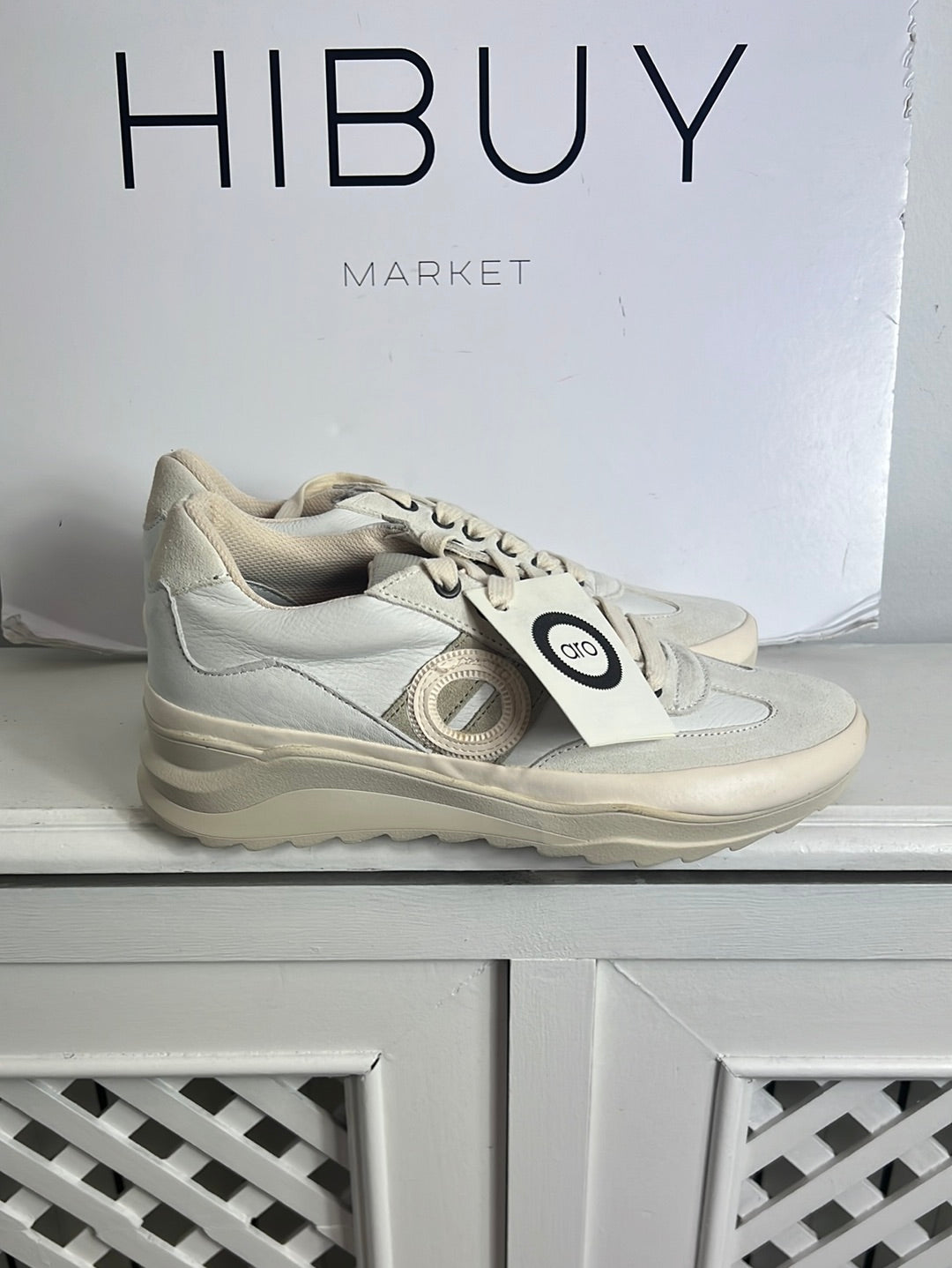 ARO. Zapatillas cordones beiges y blanco. T 38