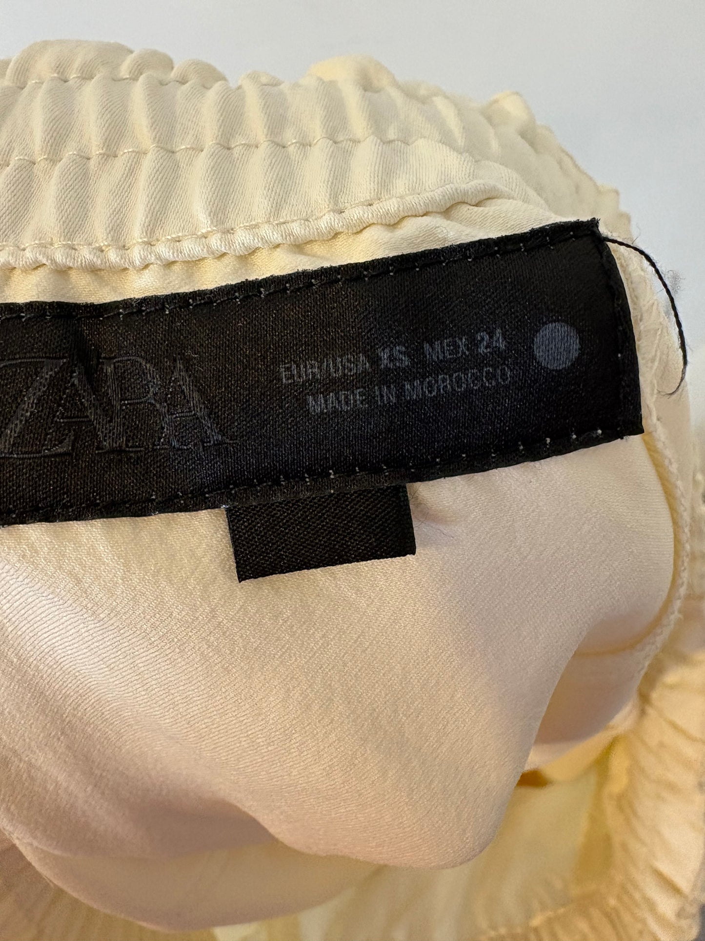 ZARA. Pantalón en crudo fluido