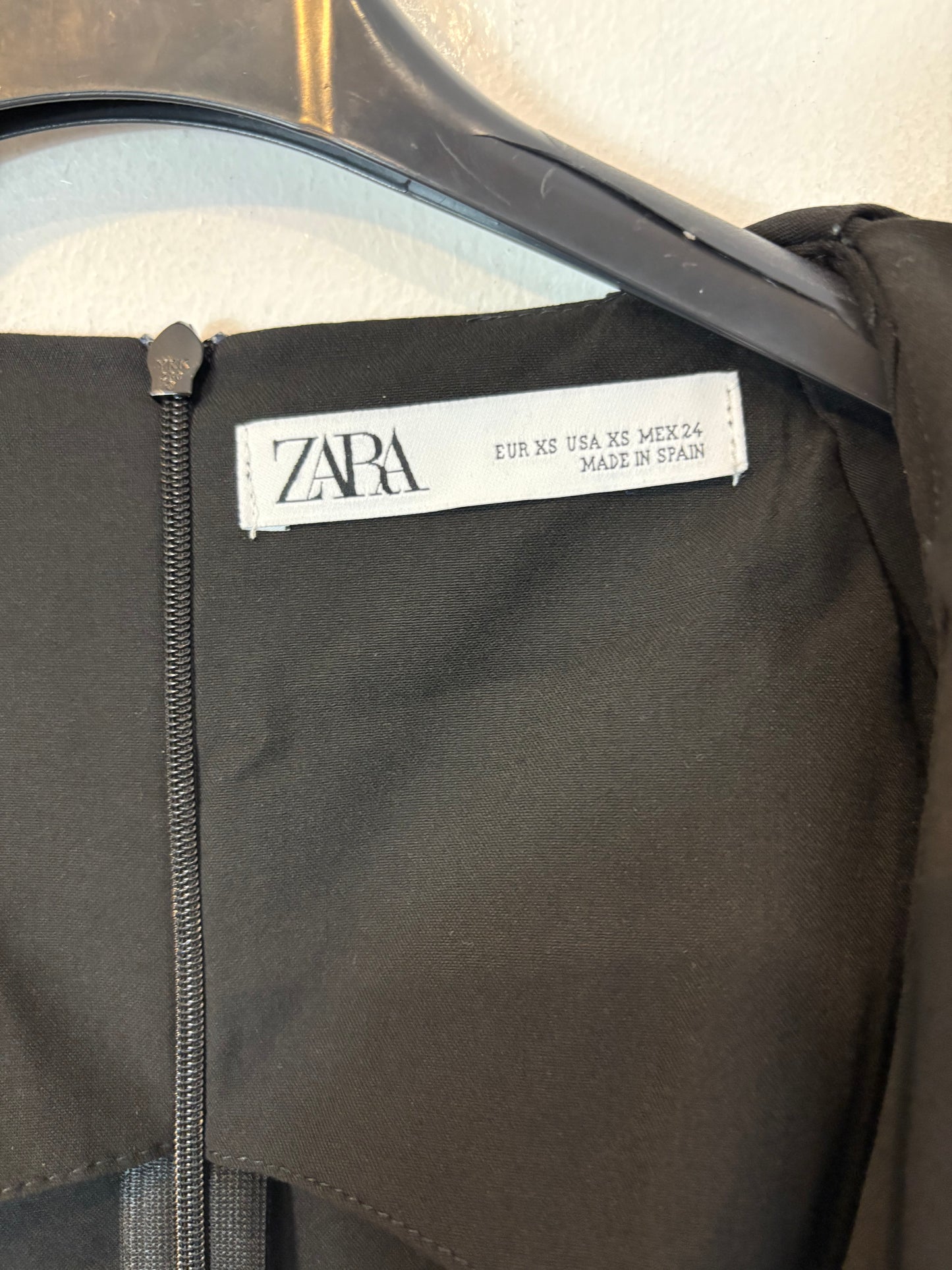 ZARA. Vestido midi  negro detalle escote y manga