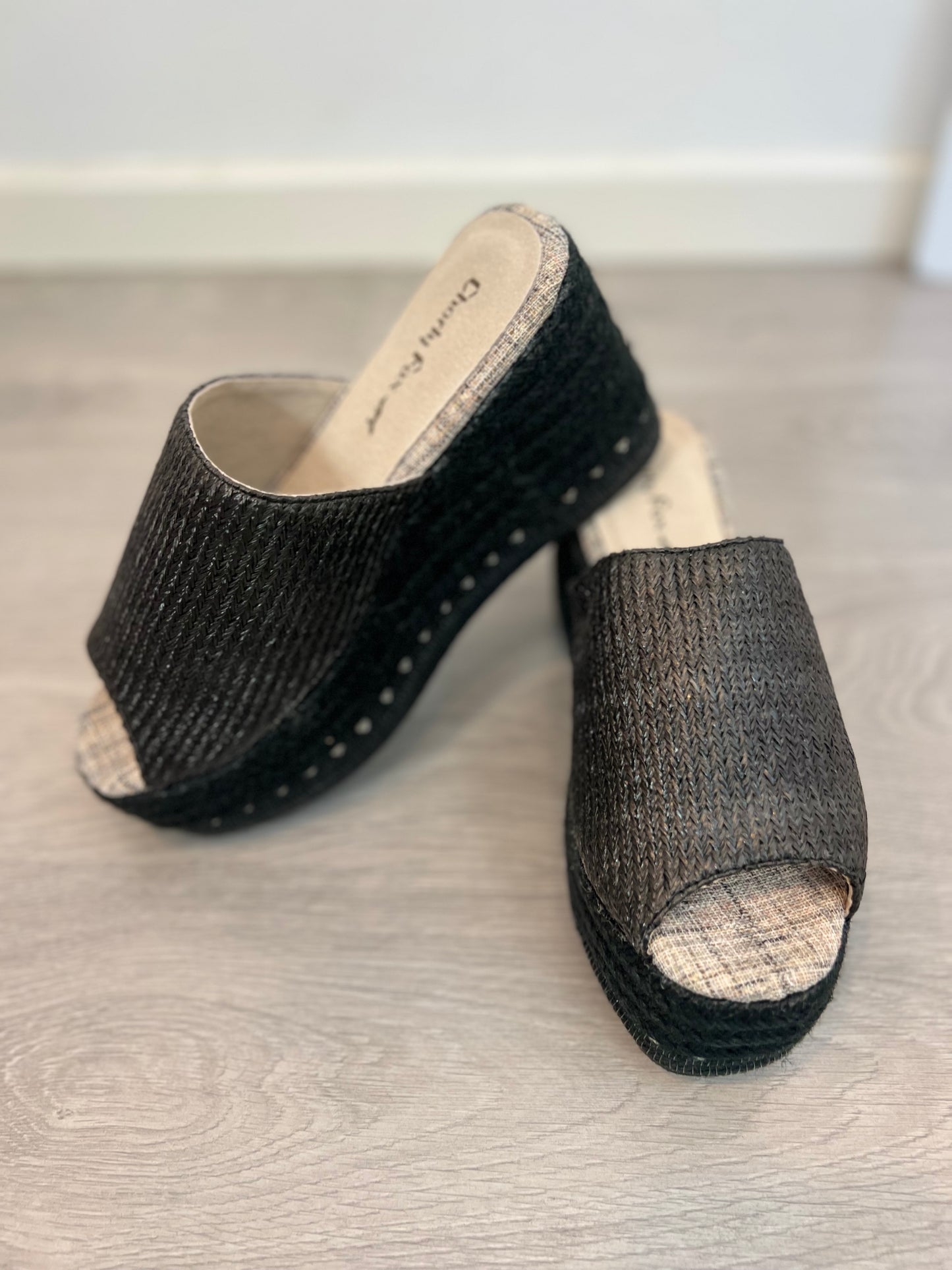 CHARLY FOX. Plataformas negras rafia T.39