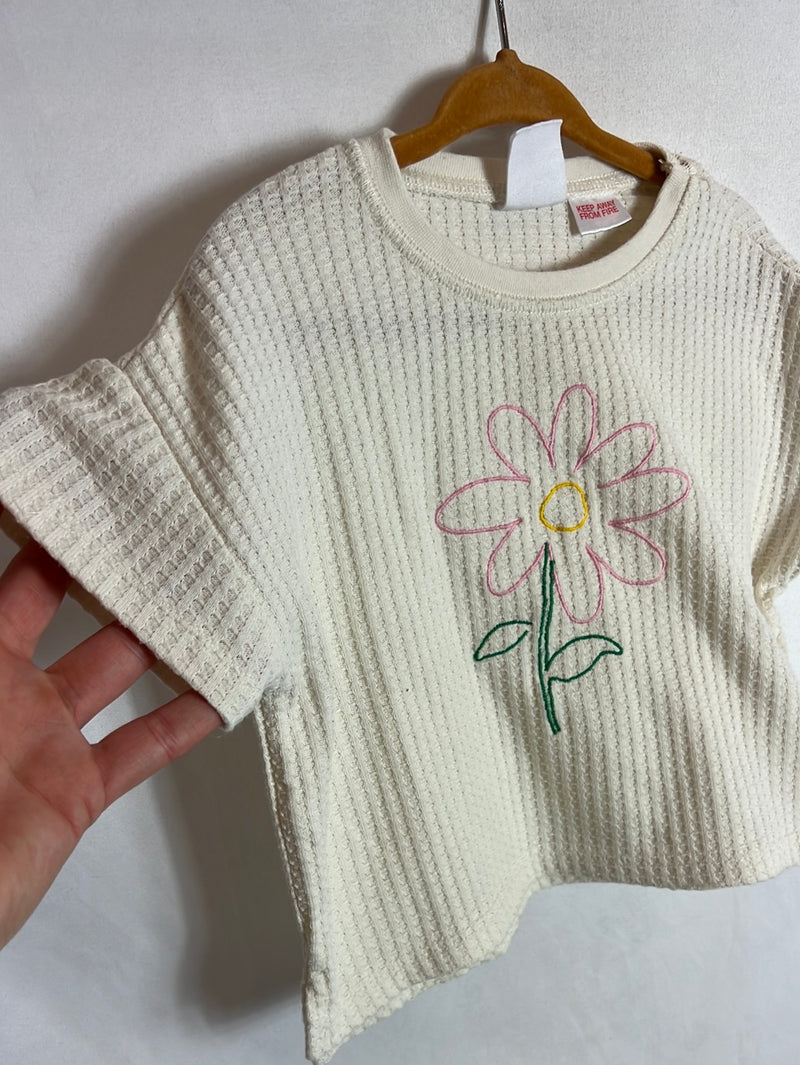 ZARA. Camiseta textura flor bordada. T 2-3 años