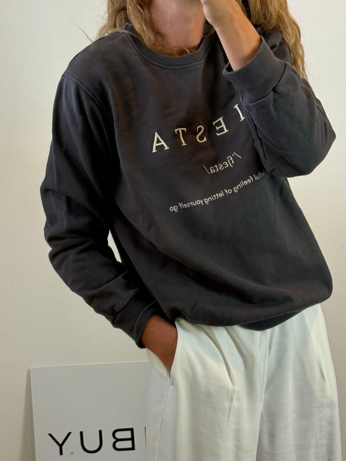 MINT & ROSE. Sudadera gris oscuro letras bordadas