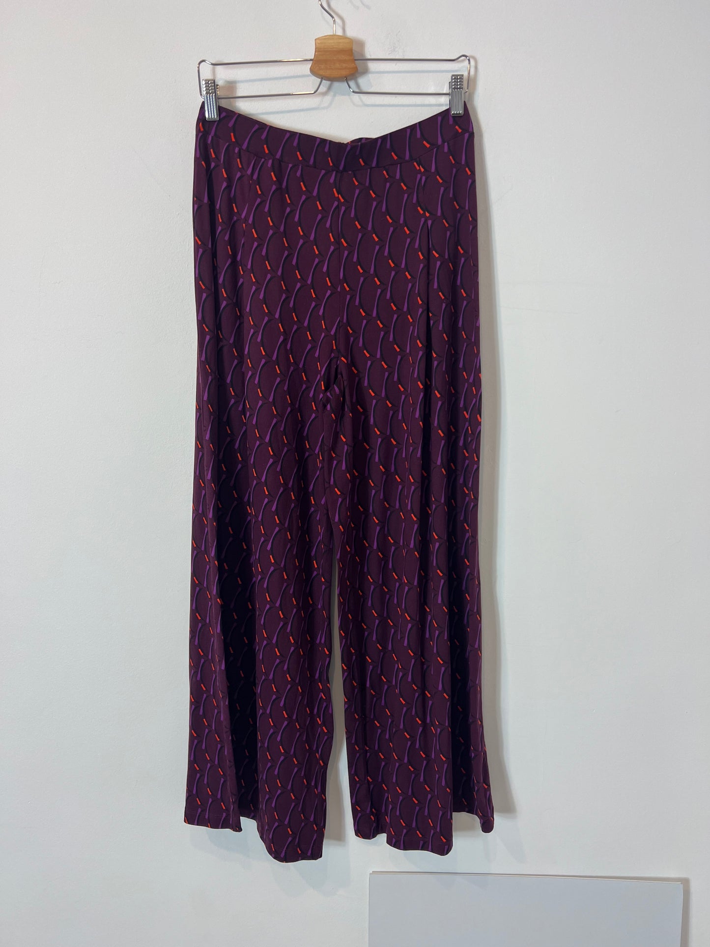 SURKANA. Total look estampado retro. T M