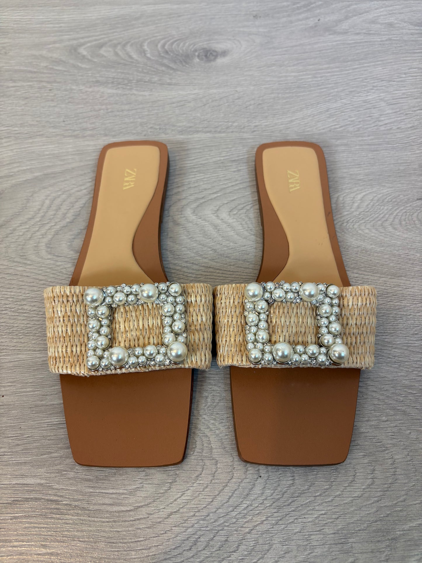 ZARA . Sandalia plana adorno. T 38