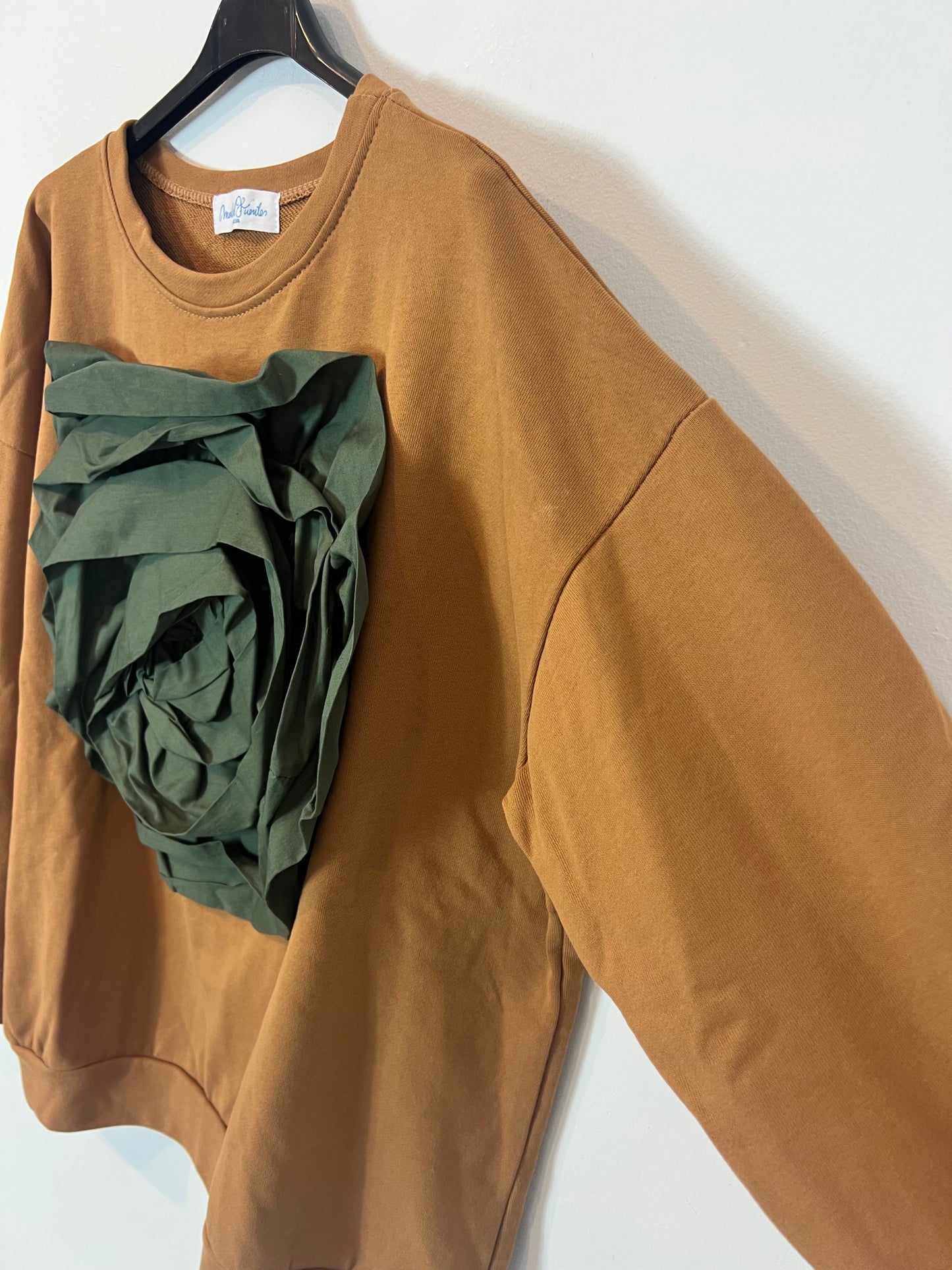 MARIBEL FUENTES. Sudadera camel flor T.u(m)