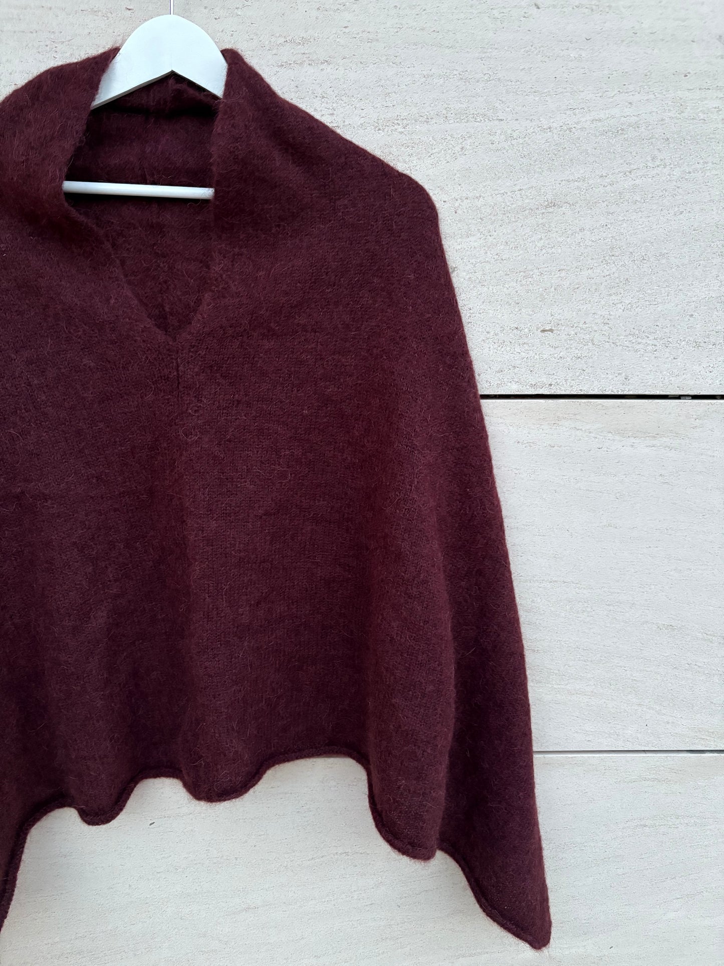 BIMANI. Poncho mohair granate