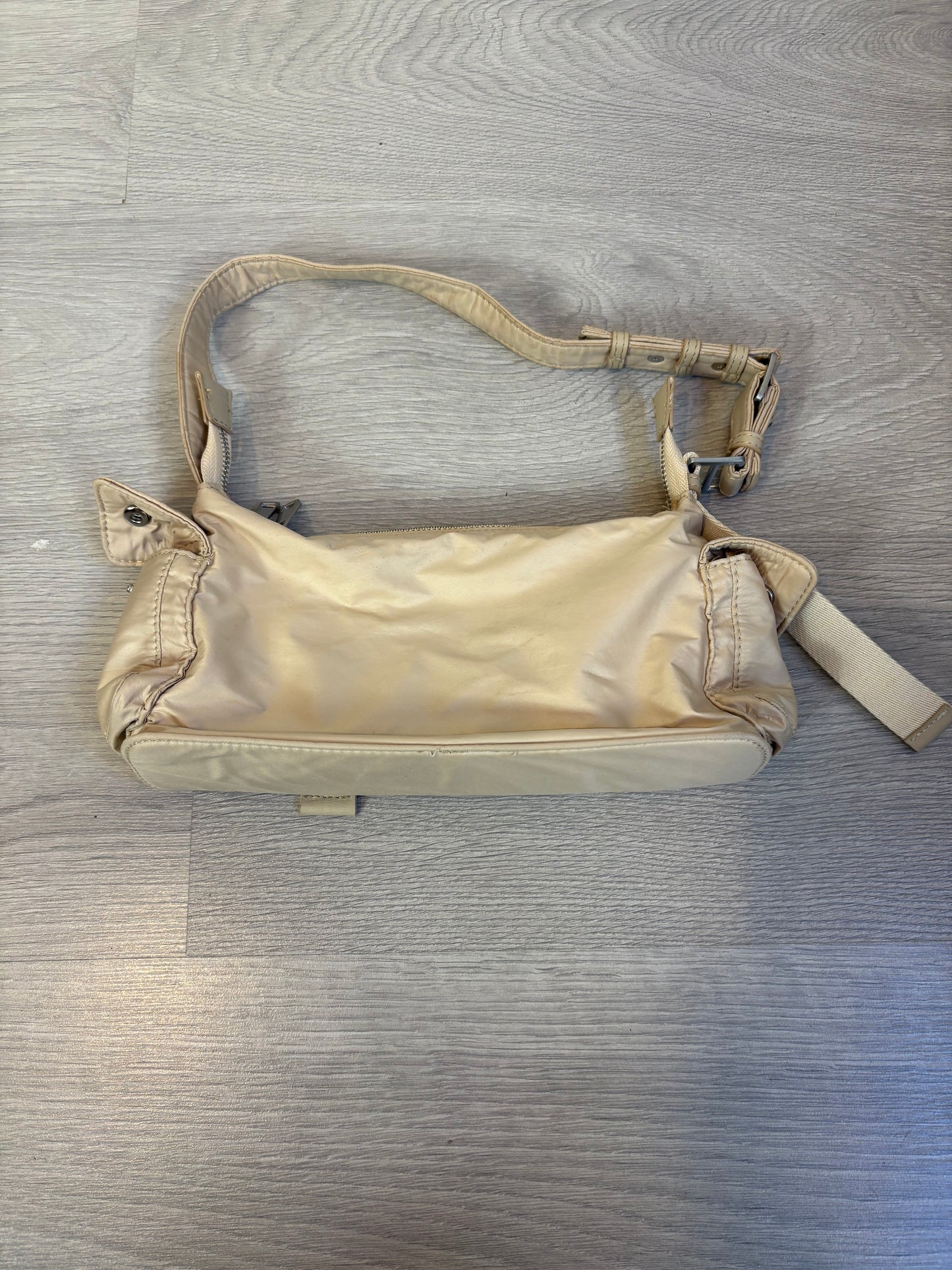 ZARA. Bolso hombro beige bolsillos