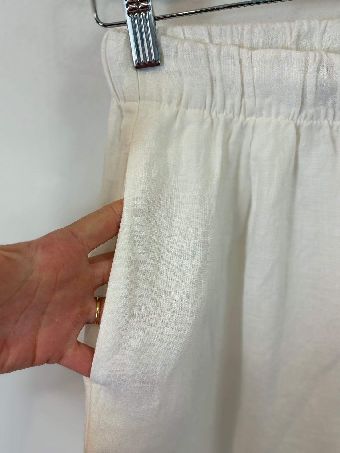ZARA. Pantalón blanco lino fluido