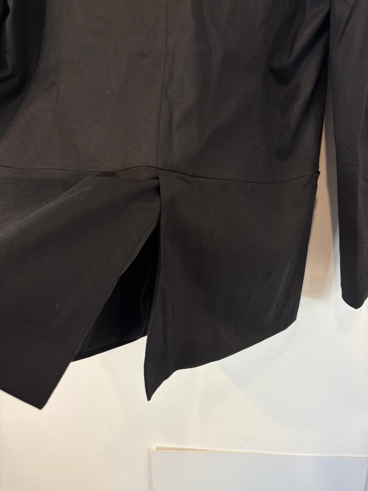 INTROPIA. Blazer negra solapa