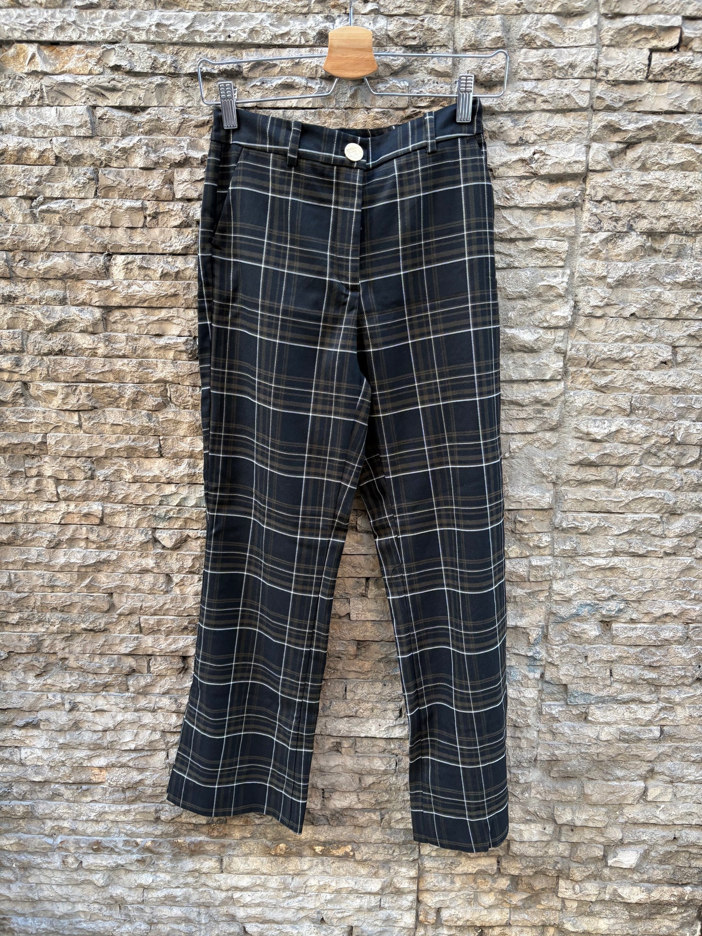 ZARA. Pantalón cuadros botón dorado