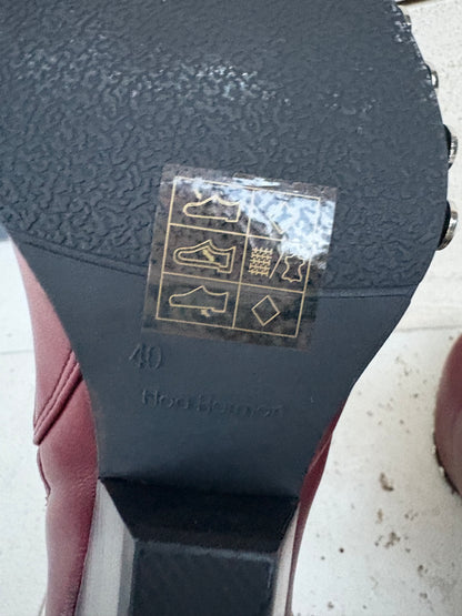 NOA HARMON. Botines burdeos tachuelas