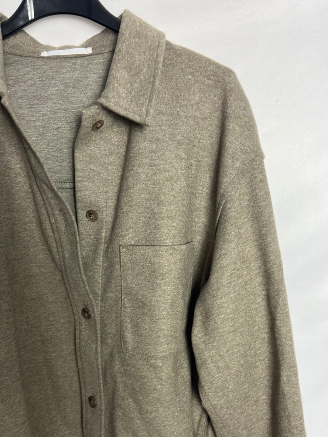 UNIQLO. Sobre camisa marrón jaspeada. T M