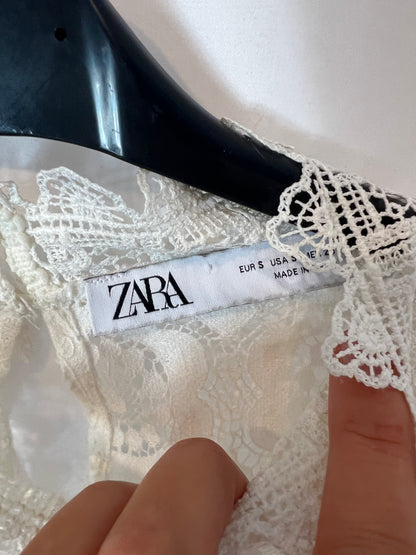 ZARA. Top encaje detalle puños y mangas. T S