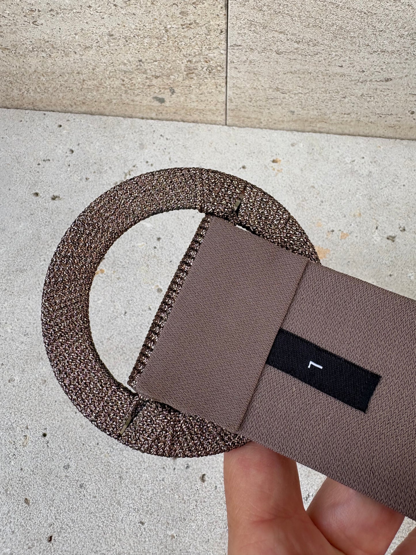 OTRAS. Cinturón ocre semirrígido textura. T L