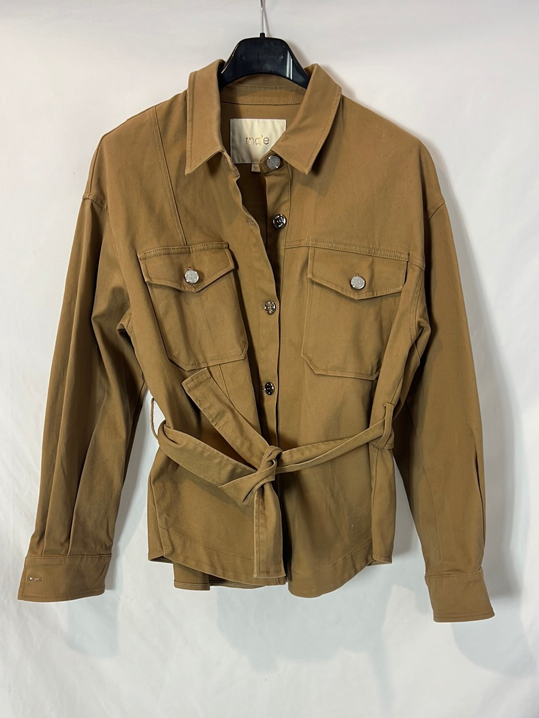MAJE. Sobre camisa camel cinturón. T 36