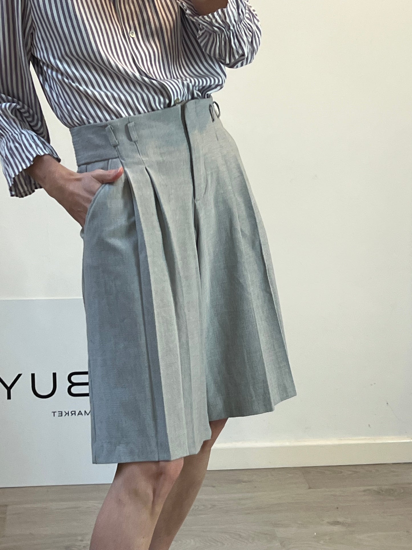 ZARA. Bermuda gris pinzas