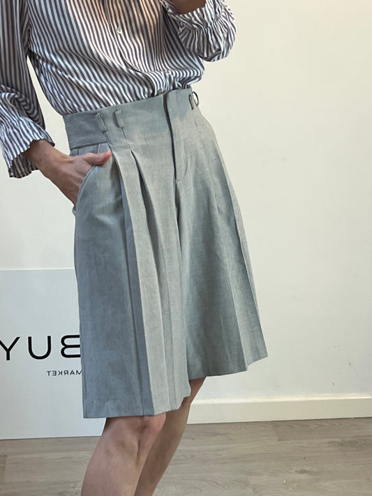 ZARA. Bermuda gris pinzas