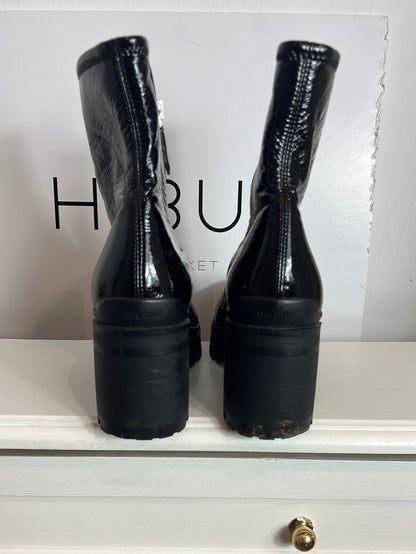 MIU MIU . Botines negros textura. T 39