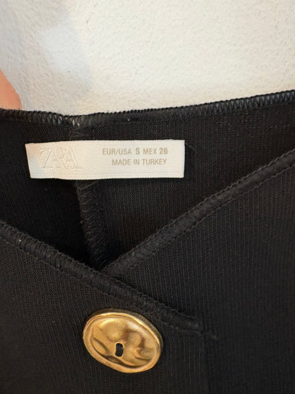 ZARA. Top negro botones dorados