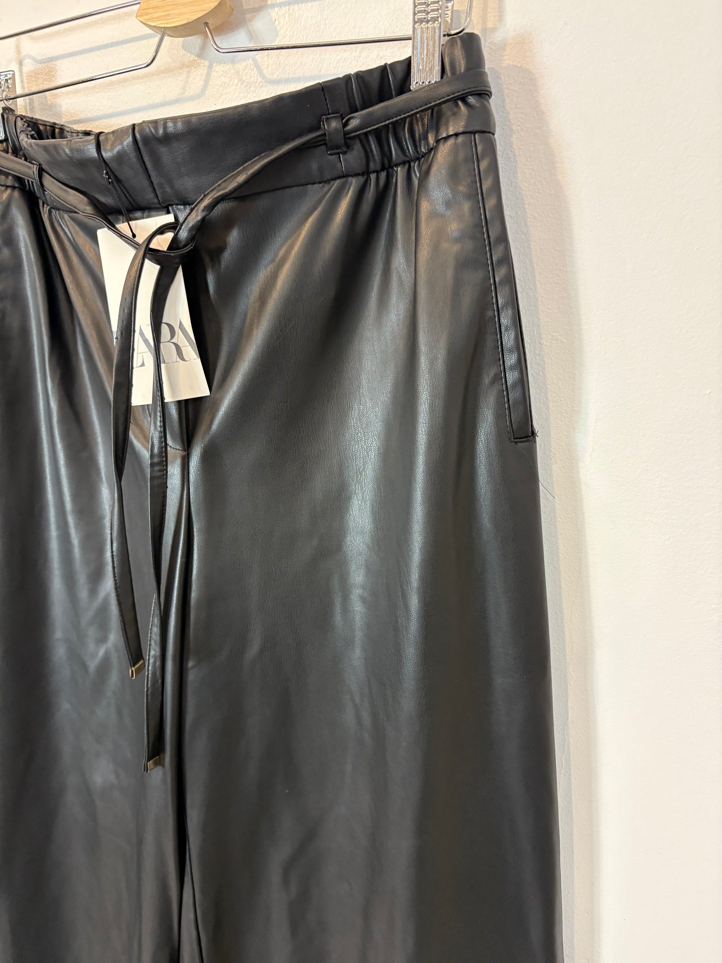 ZARA. Pantalón efecto piel pata ancha