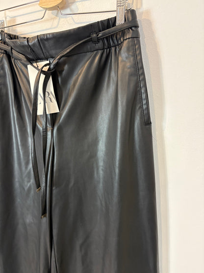 ZARA. Pantalón efecto piel pata ancha