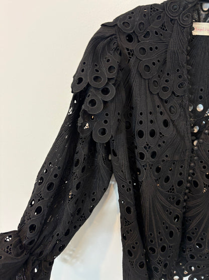 ANGEL OF THE NORTH. Chaqueta/ sobre camisa troquelada negra. T S