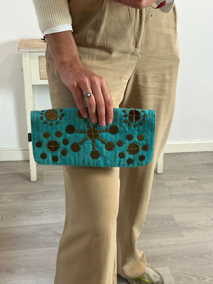 KBAS. Cartera de mano tela y abalorios