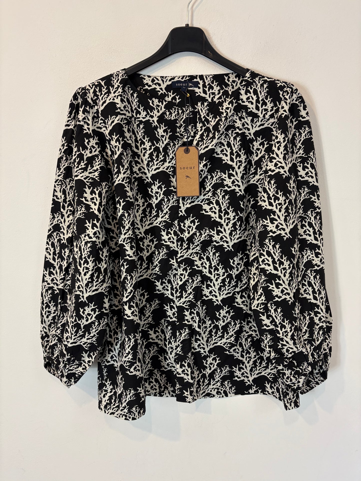 SOEUR. Blusa negra corales