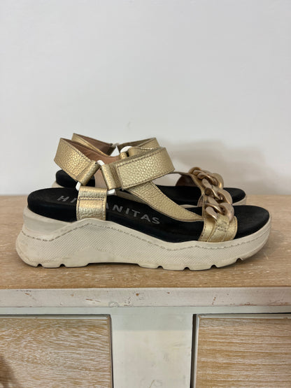 HISPANITAS. Sandalias doradas cadena T.37